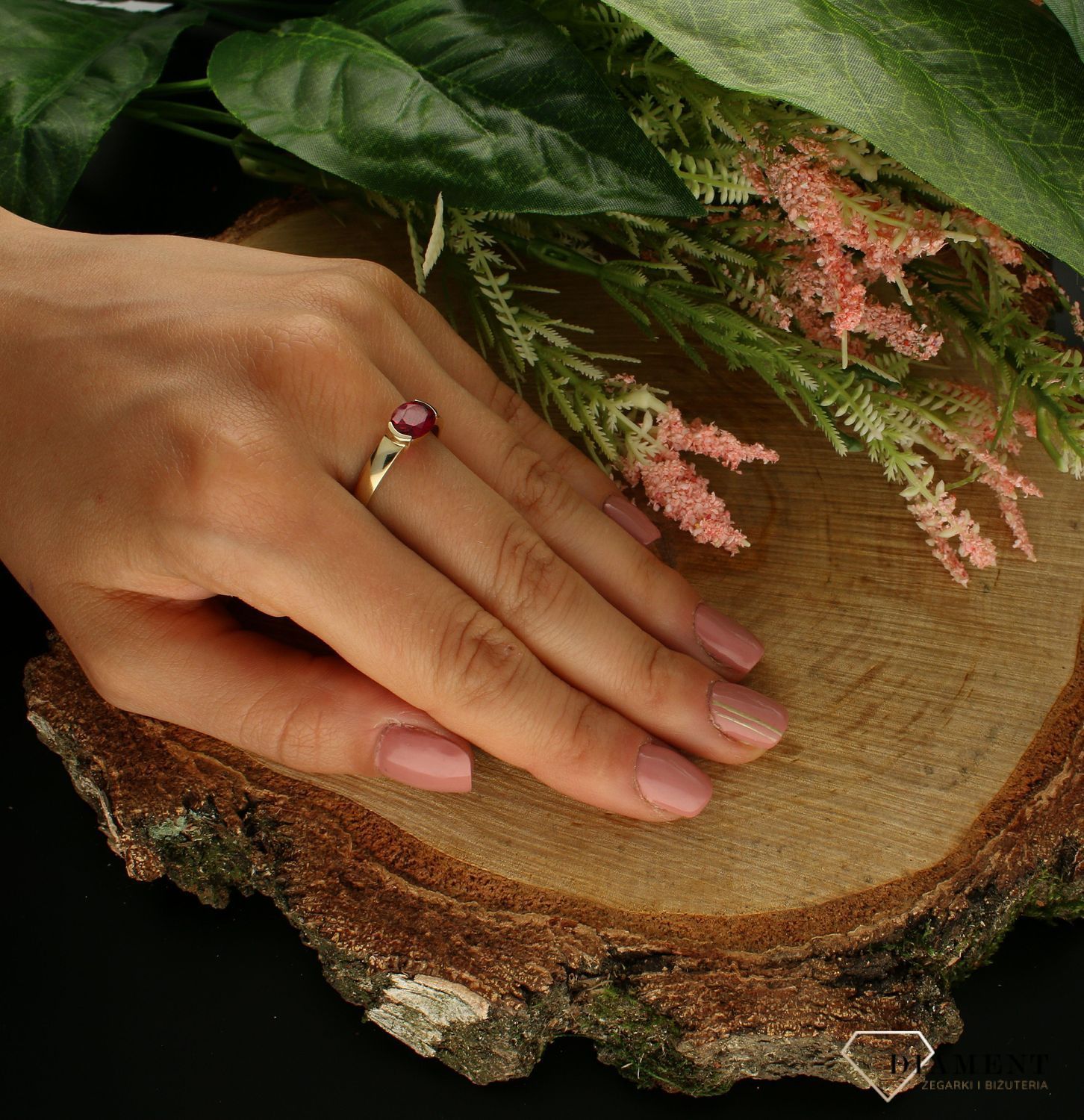 Złoty pierścionek  z cyrkonią czerwoną PI 6046B 333.Przepiękny pierścionek ze złota, który został ozdobiony niezwykłą cyrkonią w kolorze czerwonym. Pierścionek z wysokiej jakości 8-karatowego białego złota. Dodatek łączy w s (1).jpg